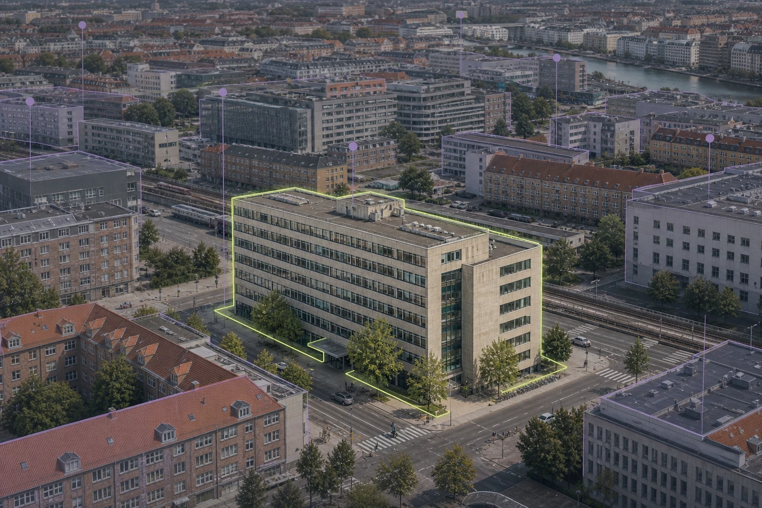 Ældre københavnsk kontorejendom fremhævet i et blandet bykvarter.