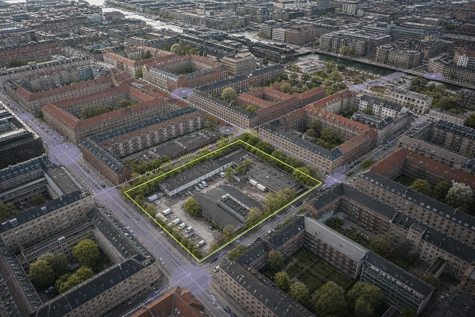 Lav erhvervsejendom i en tæt københavnsk byblok med ejendomsgrænsen tydeligt markeret.