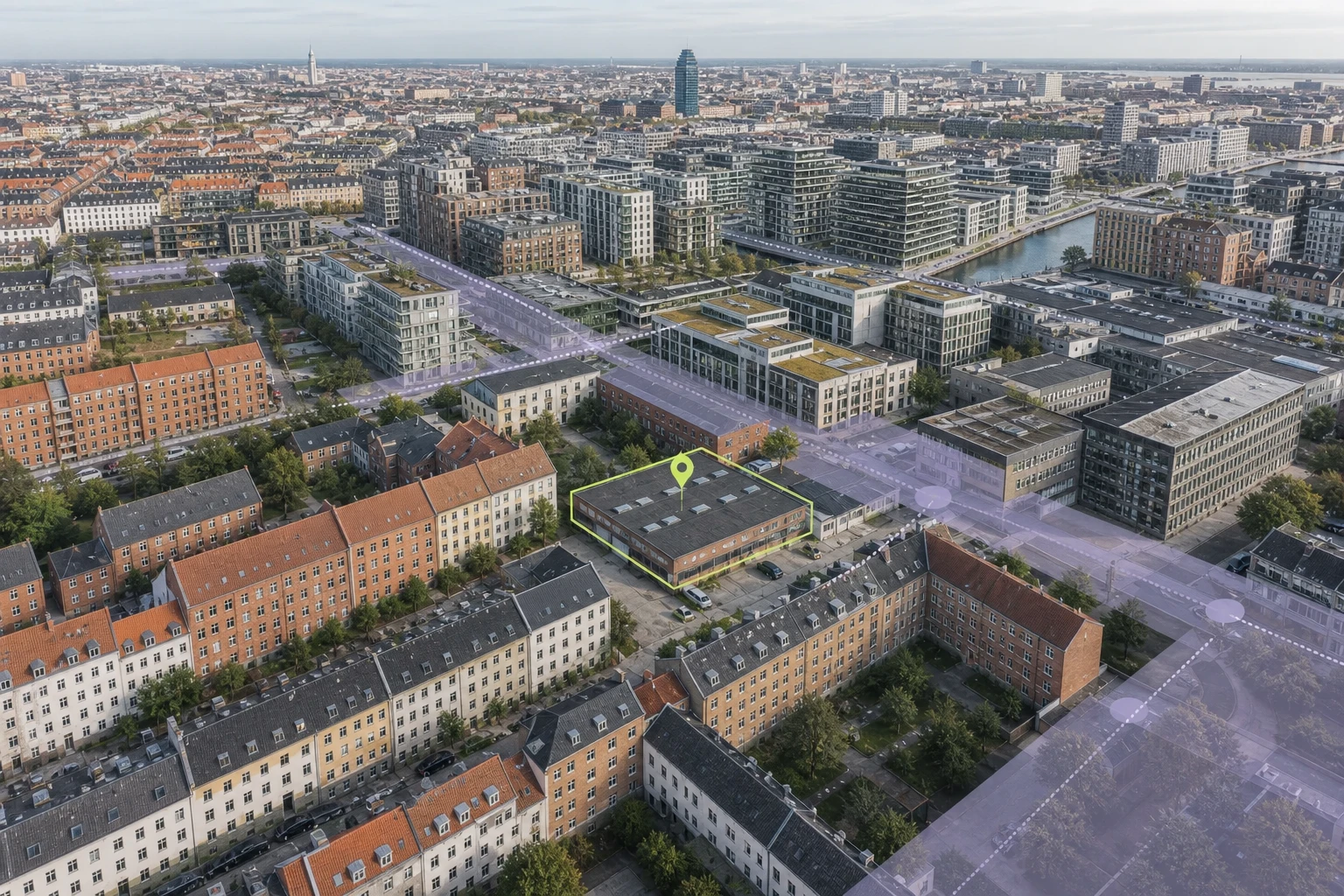 Lav erhvervsejendom fremhævet mellem eksisterende boligkarreer og nyere københavnsk byudvikling.